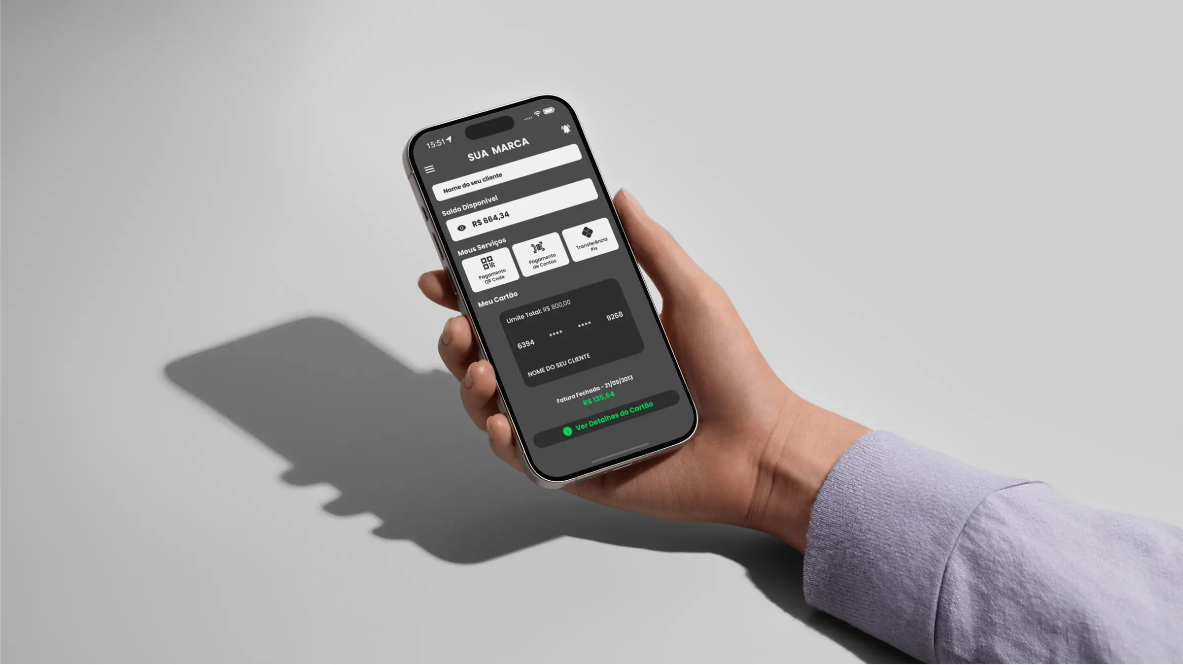 Mão segurando celular com aplicativo personalizado ALGORIX